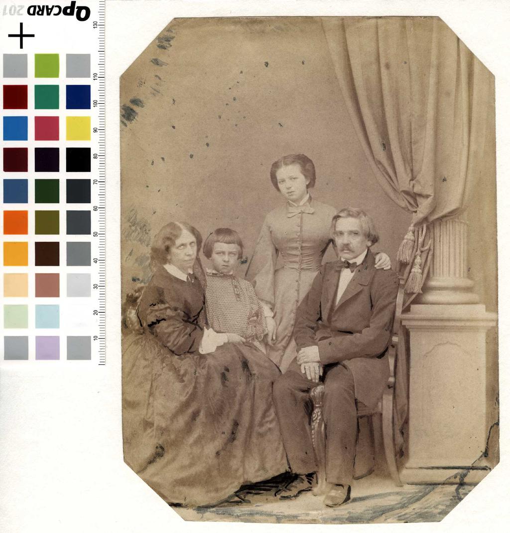 Ill 32. Fotograaf: G. F. Schlater. Grupipilt: perekond Newdatschin. 1860. aastad (?), Tartu.