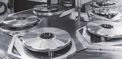 transport any number of irregularly shaped workpieces without them coming into contact with each other.