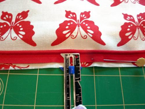 Iron and ironing board Scissors or rotary cutter and mat Seam gauge Seam ripper Straight pins Tissue or wax paper for drawing and stitching pocket divisions; optional Getting Started 1.