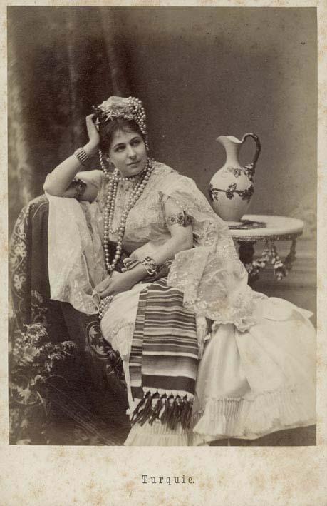 59 WILLIAMS, Sophus. Portrait of a young woman, Turquie. Berlin, Sophus Williams, 1878. Original photograph, cabinet card, albumen print, 14,2 x 9,8 cm. 60,00 60 WORLD WAR ONE.