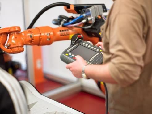 RO Robot Operator Seminar Goal The Robot operator" seminar is made for the service personnel of KUKA industrial robots.