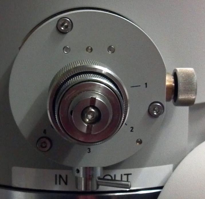 Condenser (Upper) and Objective (Middle) apertures are inserted (lever to the left) and the dial at number 3.
