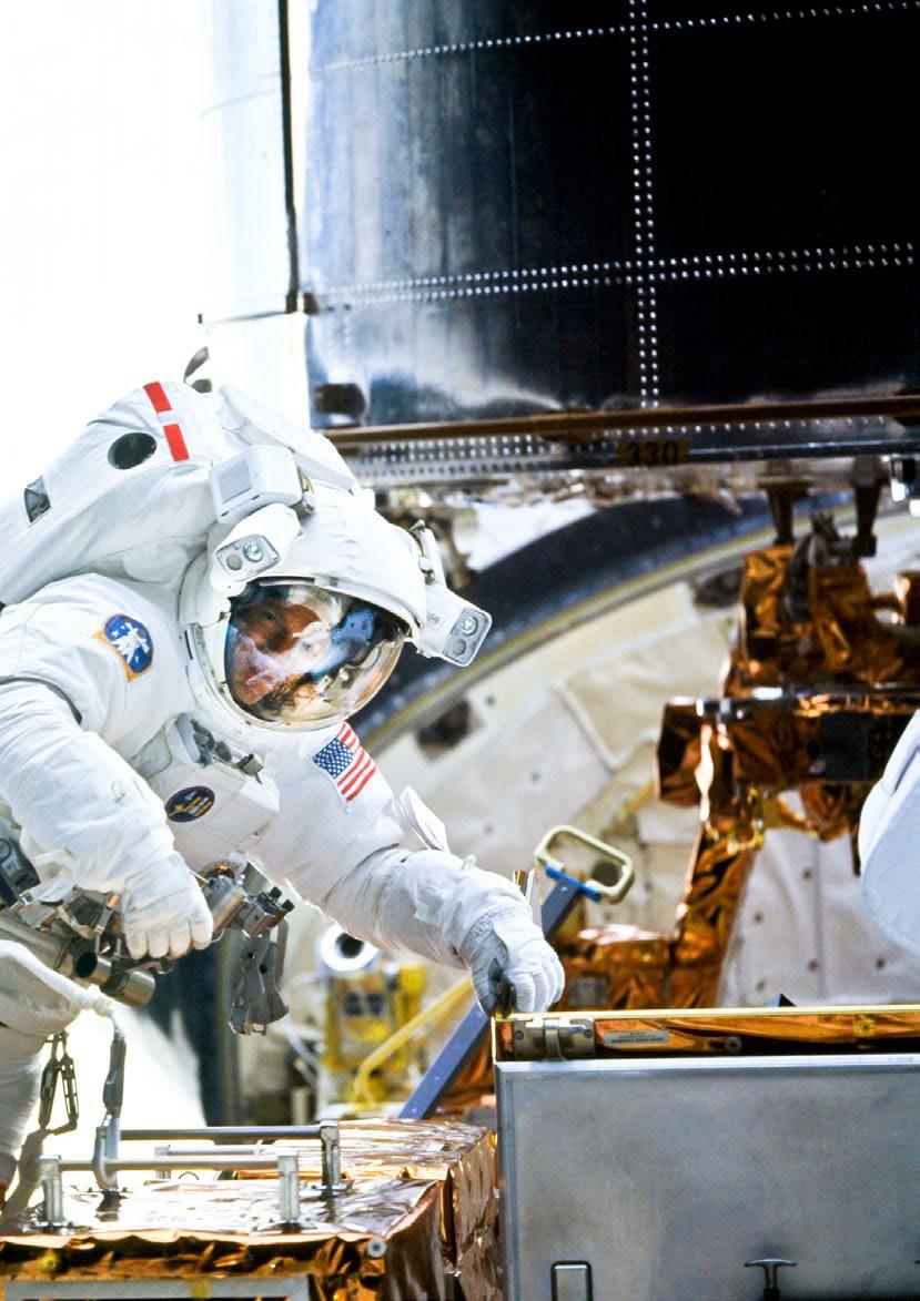 y Mike Foale repairing the Hubble Space