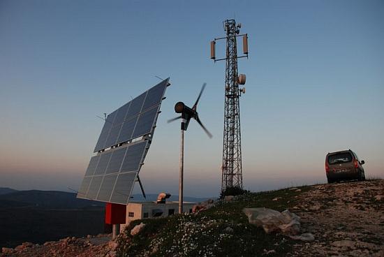 Turkish mobile network operator Avea is using the advantages of both solar and wind