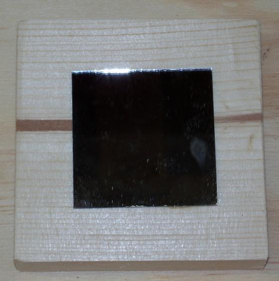 Use super glue to glue the mirrors to the middle of the square mounting blocks as shown below.