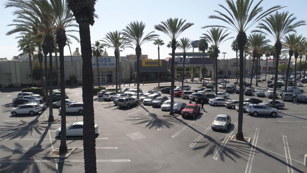 PROPERTY HIGHLIGHTS Overview Buena Park Downtown consists of an enclosed regional mall and an open air entertainment center with a total of 925,327 square feet.