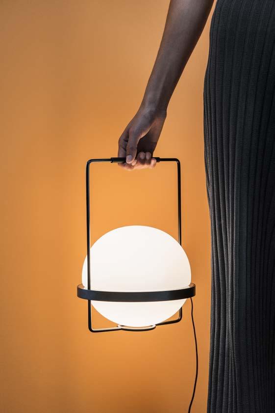 TABLE / SOBREMESAS Table lamp with blown glass sphere that gives off a warm lighting effect that takes over interior spaces with a wrap-around luminance that is both comforting and reassuring.