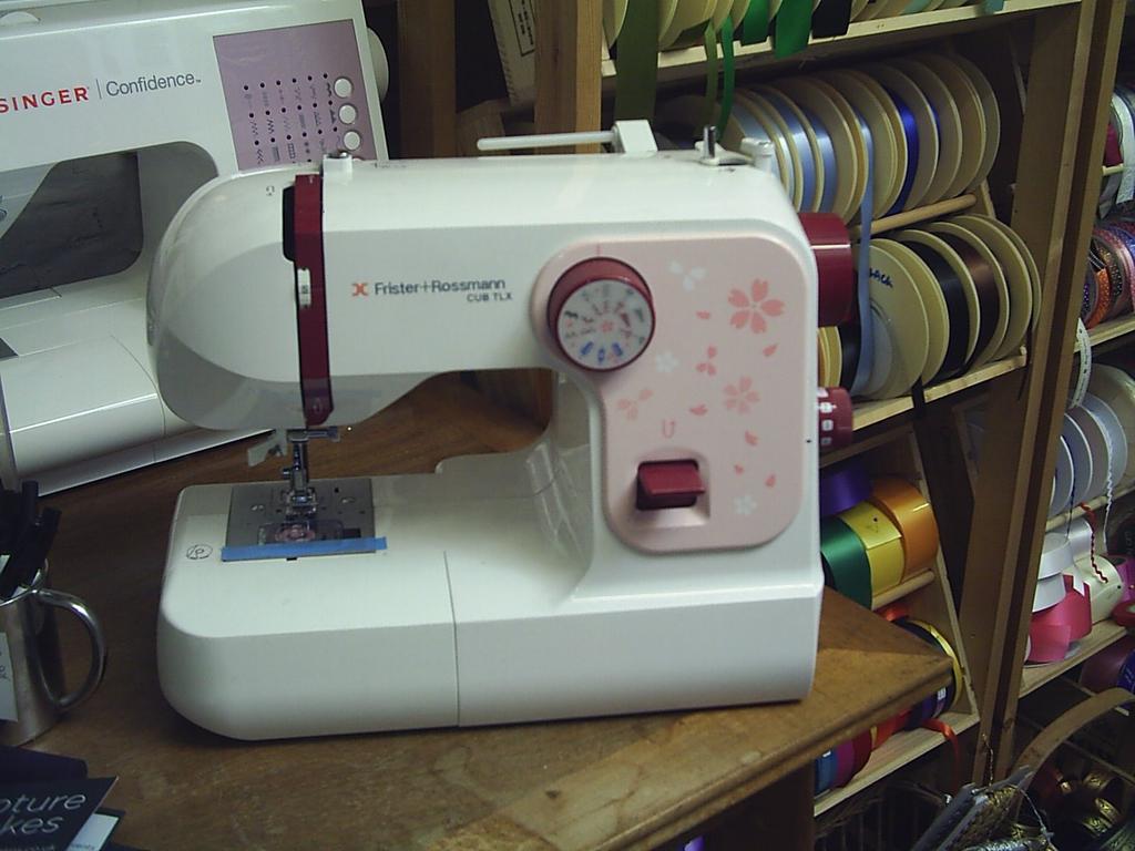 Livingstone Textiles Sewing Classes Tel: 01308 456 844 Email: people@livingstonetextiles.com Web: www.livingstonetextiles.com Learn to love your sewing machine: Part 1 Do you have a sewing machine, but are afraid to use it?