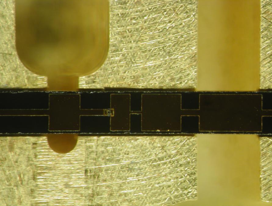 Figure 7: Optical image of integrated diode/filter structure in a fixed tuned waveguide cavity.