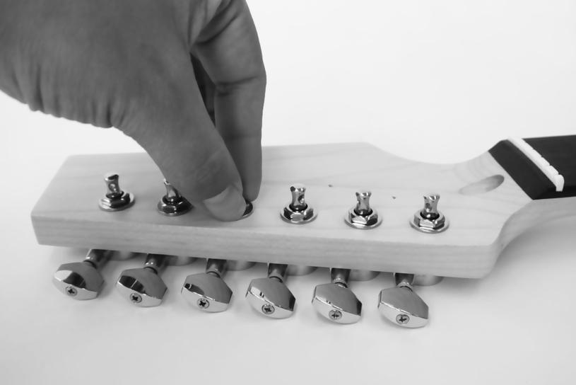 Fasten the tuners in this position as shown in the picture, initially fastening them only finger-tight with the