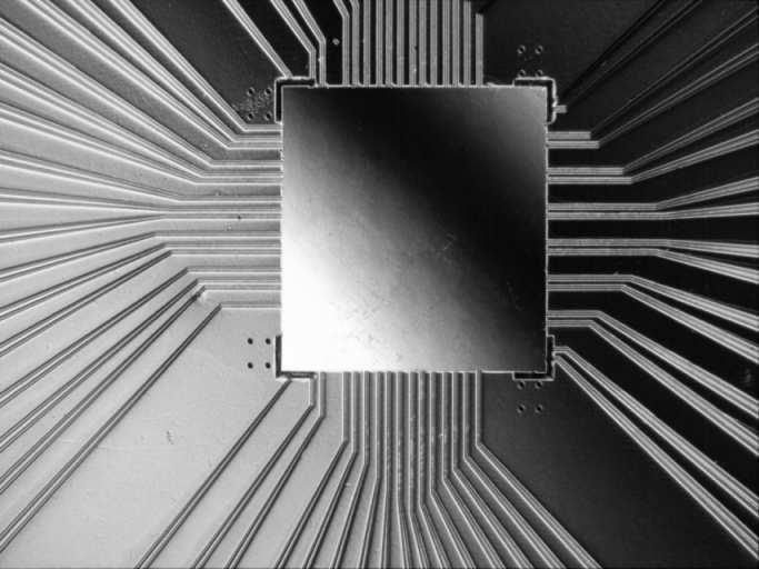 4 Annual Report 2002, Optoelectronics Department, University of Ulm 2.2 Flip-chip joining and final preparation The indium bumps can be formed on either of the two substrates to be flip-chip joined.