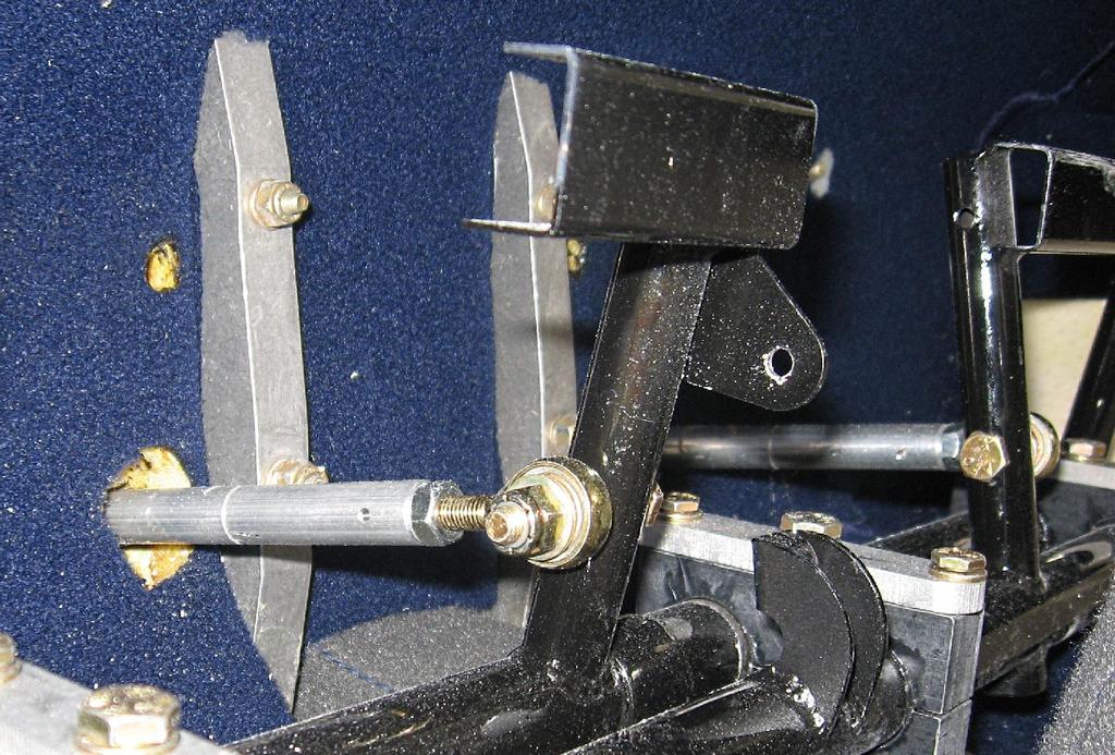 Adjust the push rod lengths and connect Now the pushrods can be adjusted to length and connected to the rudder pedals.