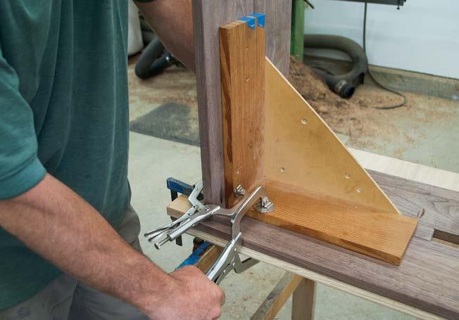 Secure the right-angle jig to the bench end with a face clamp, being careful not to cover up the first pocket hole. Then face-clamp the jig to the benchtop.