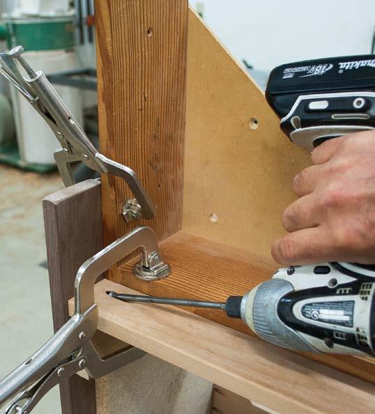 Attach the right-angle jig to the end and the shelf with face clamps so that the first pocket hole is visible.