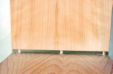 It is suitable for joining solid wood boards, rails and chipboard. The dowelling joint is normally invisible.