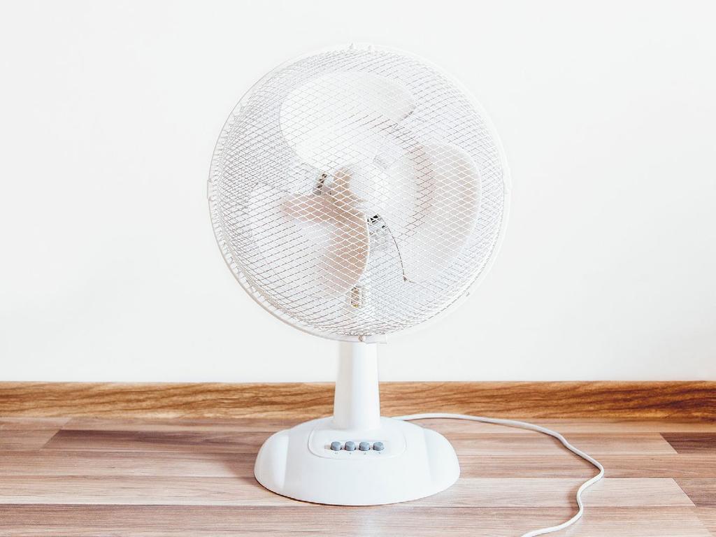 Let s take a look at this photograph. It s a desk fan. Does it convey motion? It doesn t, right? It seems like it s turned off.
