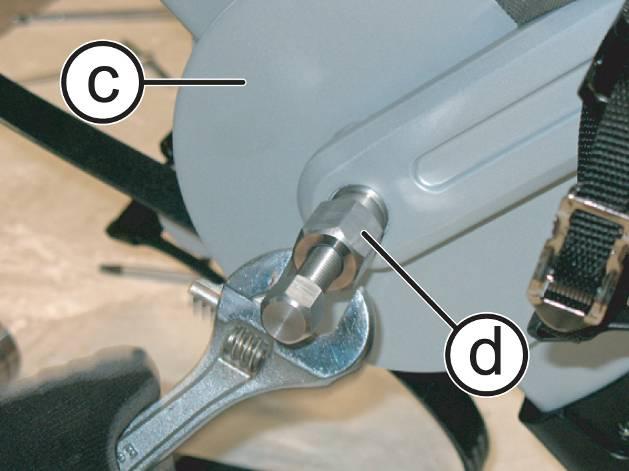 3. Remove the pedal crank (c) using a pedal crank extractor (d). If the pedal crank extractor pin is not long enough, use an additional pin checking the diameter is 10mm D 15mm.