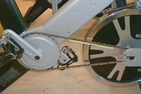 Press the chain with a wooden tape measure where previously marked and measure the gap in mm. 7.