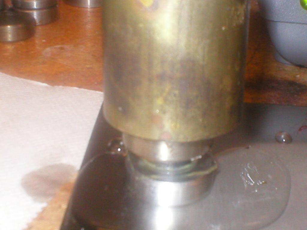 the separation funnel used for collecting grinding fluid. Turn on the grinding fluid circulation pump. Image 4: Heavy metal pieces press mount flat 5.