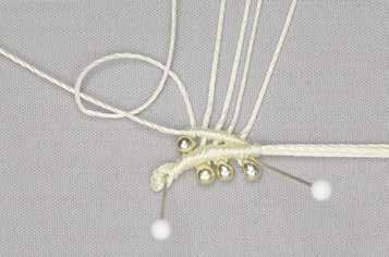 String a 6mm pearl on the 9 longest main holding cord, and then return its end through the pearl, forming a loop. Pass cord 1 through the loop.