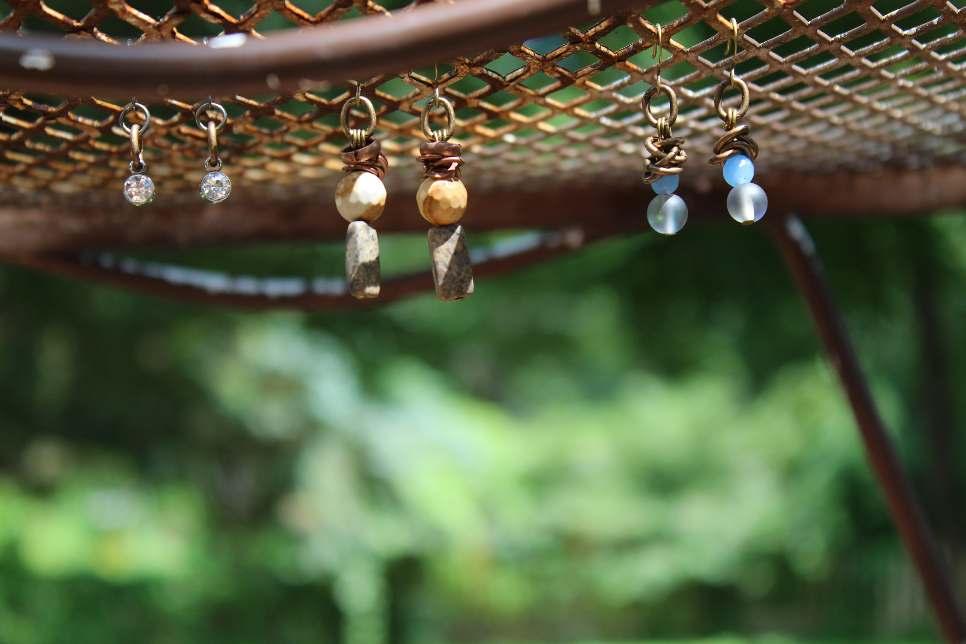 earrings Sunstone - copper 9016 srp $20 F SIENNA earrings Crystal drop, silver 9007 srp $20 G COURT earrings