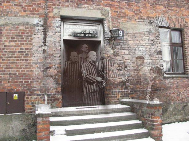 January 27, 1945, Auschwitz (Jo Hedwig Teeuwisse) "It is a bit like painting with history," says Jo Hedwig Teeuwisse.
