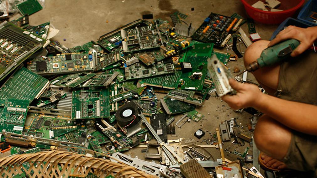 How Counterfeit ICs Are Typically Made Step 1: Electronics waste is dis-assembled to expose Printed Circuit Boards (PCBs).
