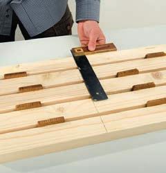 2 CUTTING THE SEAT TO SIZE Align at a 90-degree angle and using 1 cm spacer blocks (left image).