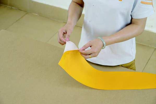 The covering adhesive is activated at 58ºC/136ºF, and shrinking starts at 90ºC/194ºF.