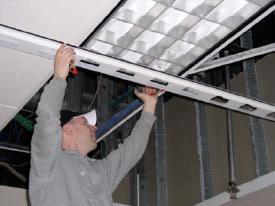 This way, all joints are securely fastened to the ceiling grid and the use of splice plates is greatly reduced or eliminated.
