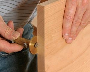 4 Cut rabbets A shoulder plane can cut small rabbets. First, define the base and depth lines with a marking gauge.