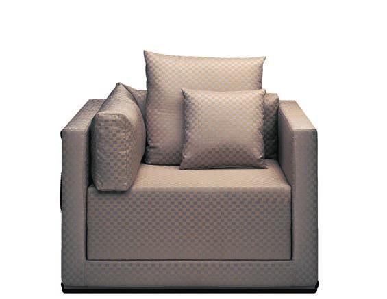 SYDNEY The Sidney armchair is, like the sofa, customizable by choosing an exterior frame regularly upholstered with fabric or in Brushed Brown Oak. Cushions in goose feathers.