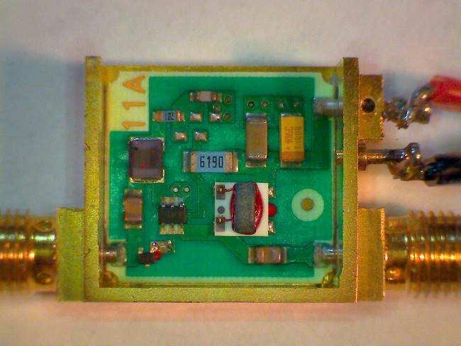 The amplifier integrated circuit in the CxLNA is visible just to left of upper-center, and the voltage regulator IC is at the bottom-center.