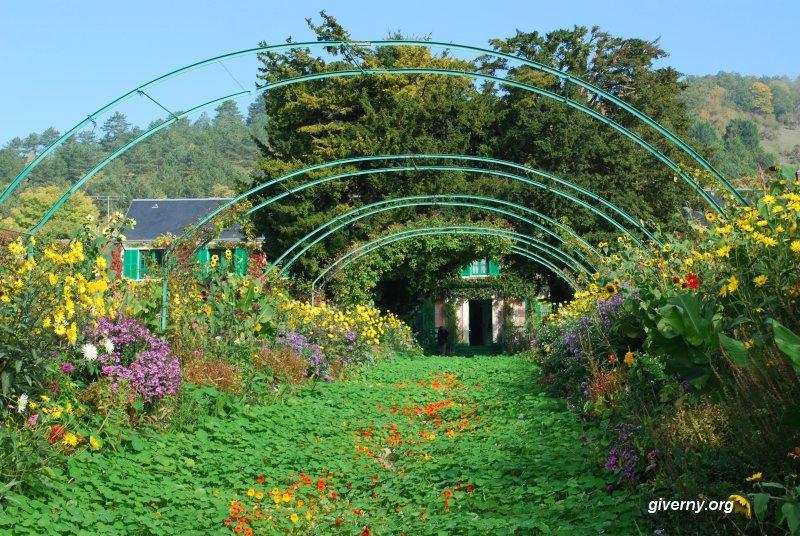 Giverny Claude Monet's Garden Main Alley late summer - Photo Ariane Cauderlier Monet Web sites to check out:
