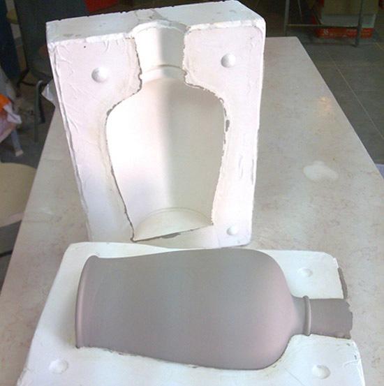 The weight of each mould section and of the entire mould The way the mould is filled and emptied How to hold together the different sections together (straps, tape