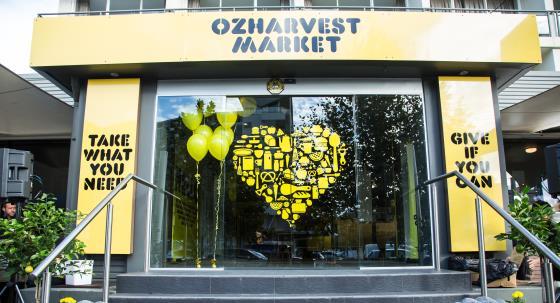 Each week OzHarvest rescues over 100 tonnes of quality surplus food from more than 3,000 food donors including supermarkets, restaurants, cafes, hotels, retailers, airports and food outlets and