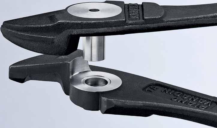 With integrated forged joint axle for very tough, continuous use 4003773- mm Style Pliers Head Handles Ø mm Ø mm Ø mm g 74 01 140 039747 140 3.1 2.0 1.5 131 74 01 160 033141 160 3.4 2.5 2.