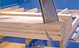 Corners can be produced accurately (without radii) as a result of special geometry of the chain saw blade.