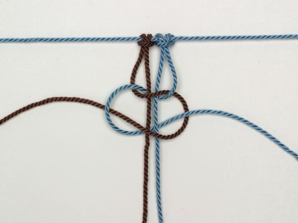 Pull the knot tightly against the middle cords to secure. Square knot (flat knot): Tie a 2nd half-knot directly under the first.