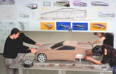 GM modellers use renderings, sketches and tape drawings as reference to create a 1/4 scale half model. Using a mirror in this way enables modellers to produce results more quickly.