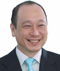 CURRICULUM VITAE MR WEE EE CHEONG DEPUTY CHAIRMAN & CEO UNITED OVERSEAS BANK GROUP Year of Birth: 1953 Place of Birth: Nationality: Dialect Group: Marital Status Education: Occupation: Singapore