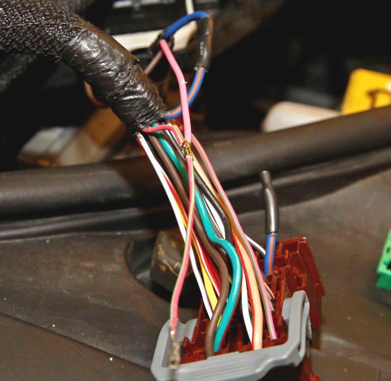 Safety Recall R09 Fuel Pump Relay Page 13 23. Using the following procedure, splice the pink (with a green trace) wire to the pink wire on the new fuel pump relay harness: a.