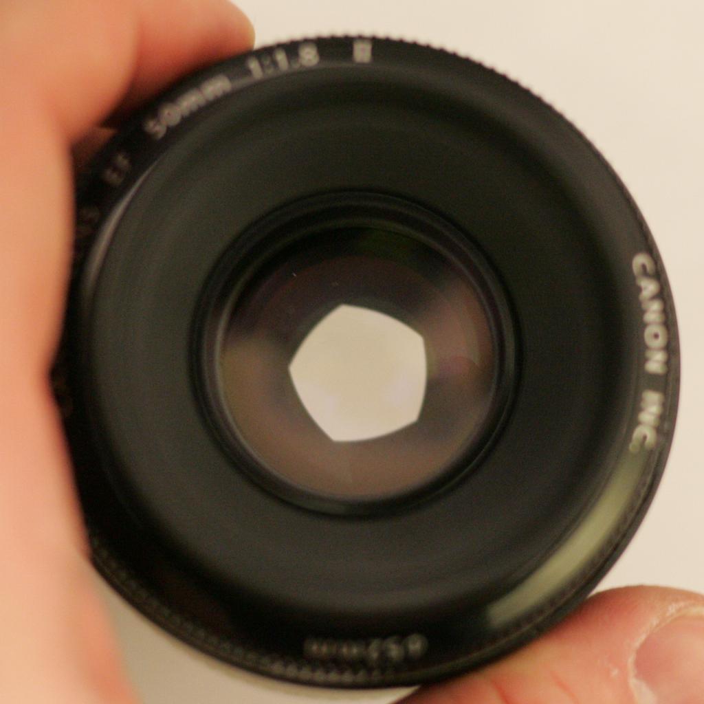 70-2 Focal plane Levin et al. Lens Camera sensor Circle of confusion Dk D Aperture Figure 2: A 2D thin lens model.