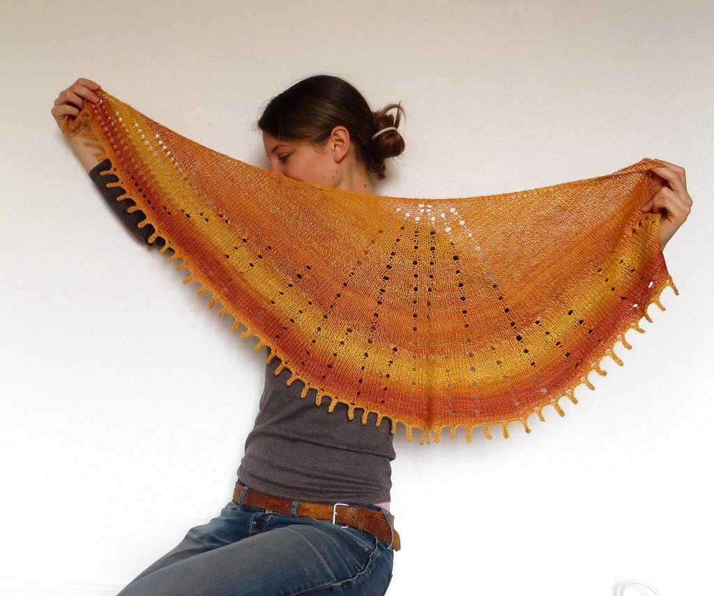 Sunray Shawl by dunkelgrün. This pattern is perfect for a 100g [3.5 oz] skein of handspun yarn in sport to fingering weight (approx. 404 yds) lying around in your stash!