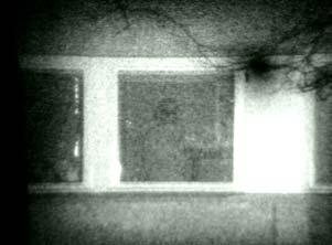 (a) is a photo of a window with the Venetian blinds down (approximately 3 mm gap between the slats), and (b) is an IR image of the same
