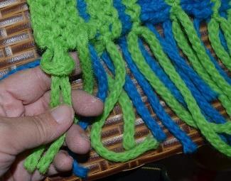 5 Pull the knot tight, pull on both yarn ends evenly.