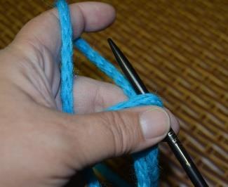 Make a yarn loop shape into the yarn end, the end