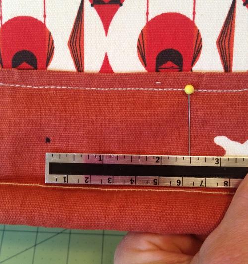 Fold the top of the basket together, matching the seams, where the basket folds to the left and right of the seams are the side center points. Mark these points with pins.