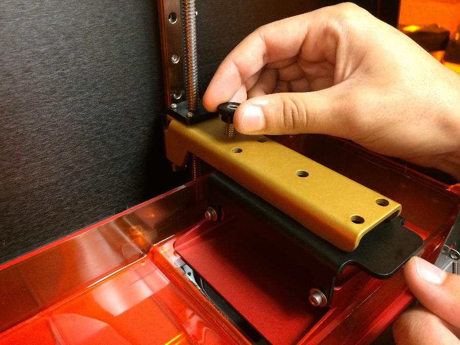 Check again if the build table is flush. If it is not, loosen the 4 screws once more, apply pressure to it and repeat this step. Step 6: REMOVE the Build Table Thumbscrew. This is important!