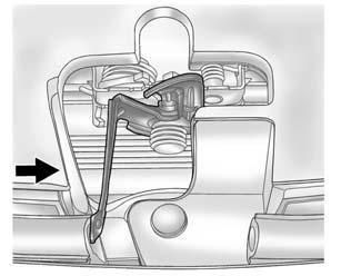 Mergeţi în partea din faţă a autovehiculului şi împingeţi mânerul secundar de deblocare a capotei către partea şoferului. 3. Ridicaţi capota.